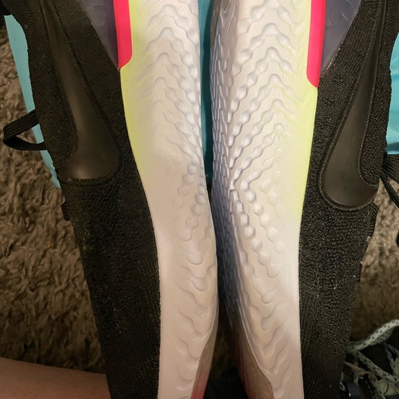 Nike Epic React Flyknit Men’s 8, Women’s 9.5 - Picture 2 of 5